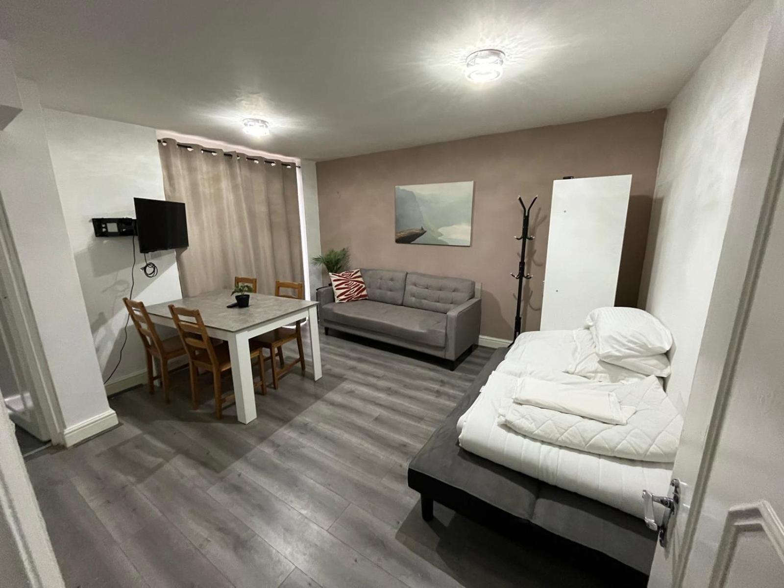 1 Bedroom Garden Flat In For 4 Apartment *
